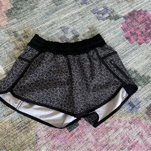 Lululemon black and white floral Tracker shorts size 4